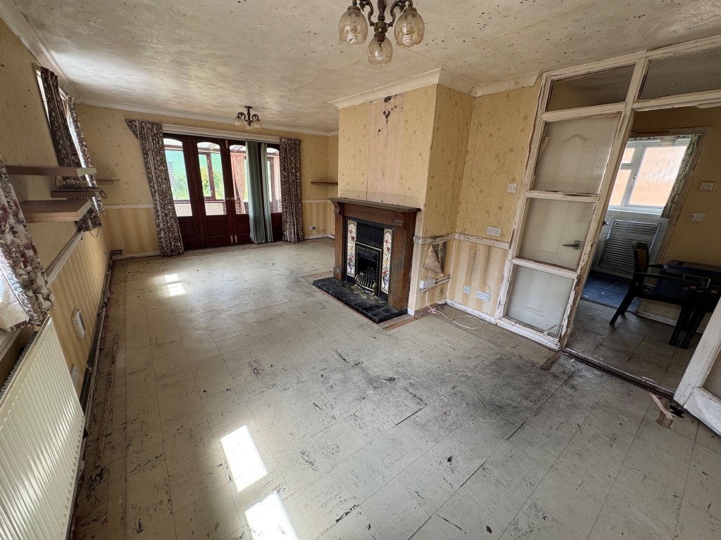 Lot: 71 - WATER DAMAGED DETACHED BUNGALOW - Living room